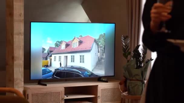 セシス ラトビア 2024年2月14日 リビングルームに木製のメディアユニットに置かれ ワイングラスを保持している人のシルエット — ストック動画