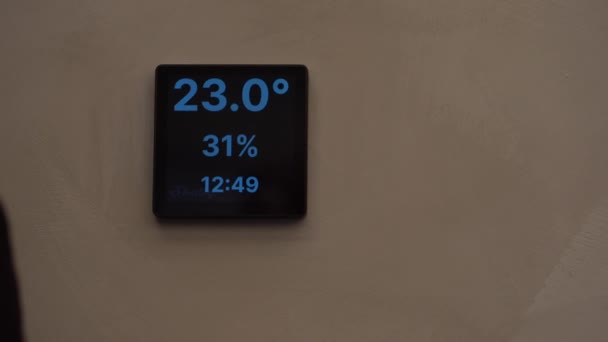 Cesis Lotyšsko Února 2024 Digitální Nástěnný Termostat Zobrazující Teplotu Vlhkost — Stock video