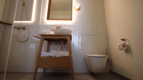 Μπάνιο Λευκά Πλακάκια Ξύλινη Ματαιοδοξία Νεροχύτη Επίτοιχη Τουαλέτα Ντους Καθρέφτη — Αρχείο Βίντεο