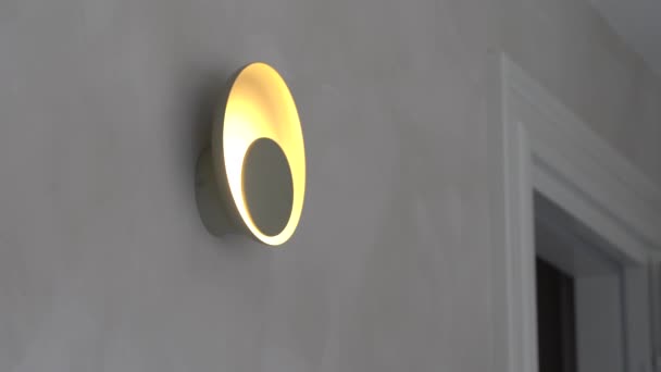 Nowoczesny Okrągły Reflektor Led Emitujący Ciepły Blask Teksturowanej Prawie Białej — Wideo stockowe