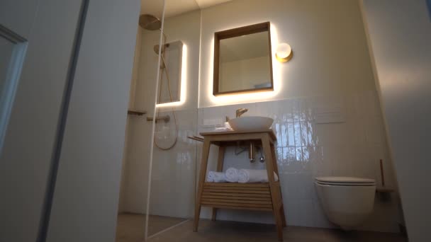 Koupelna Bílými Dlaždicemi Dřevěná Marnivost Umyvadlem Toaleta Stěnu Sprcha Zrcadlo — Stock video