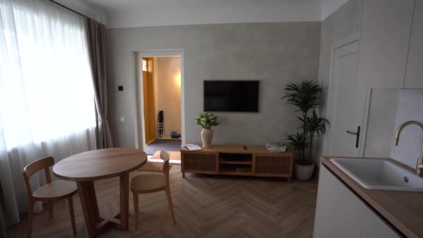 Ein Helles Modernes Wohnzimmer Mit Holzboden Einem Runden Esstisch Mit — Stockvideo