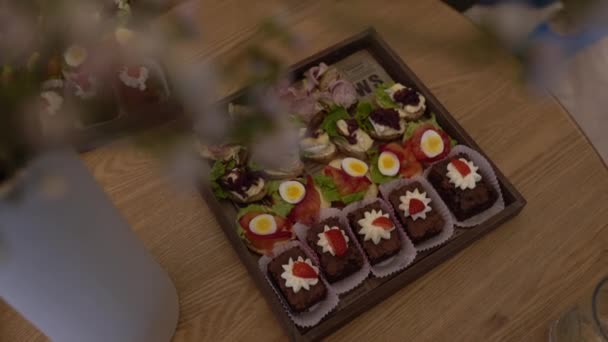 Cesis Lettonia Febbraio 2024 Vassoio Canaps Assortiti Brownies Cioccolato Visti — Video Stock