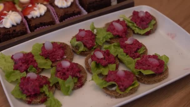 Een Dienblad Met Open Sandwiches Met Rode Bietenpasta Gegarneerd Met — Stockvideo