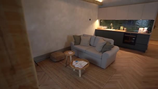ケーシス ラトビア 2024年2月14日 キッチンエリア ダイニングテーブル ソファ 木製のヘリンボーンフロア モダンで素朴な要素が融合したリビングスペース — ストック動画