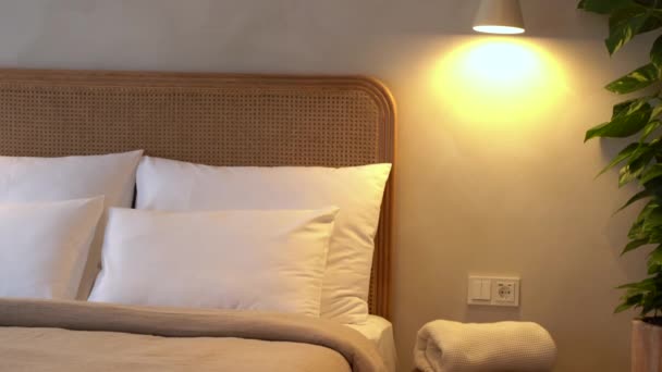 Eine Gemütliche Schlafzimmerszene Mit Einem Kopfteil Aus Rattan Weißen Kissen — Stockvideo