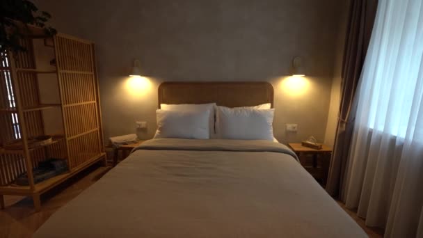Cesis Letonia Febrero 2024 Dormitorio Bien Iluminado Con Una Cama — Vídeos de Stock