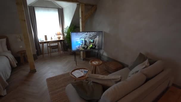 Cesis Латвія Лютого 2024 Затишна Однокімнатна Квартира Ліжком Телевізор Відображає — стокове відео