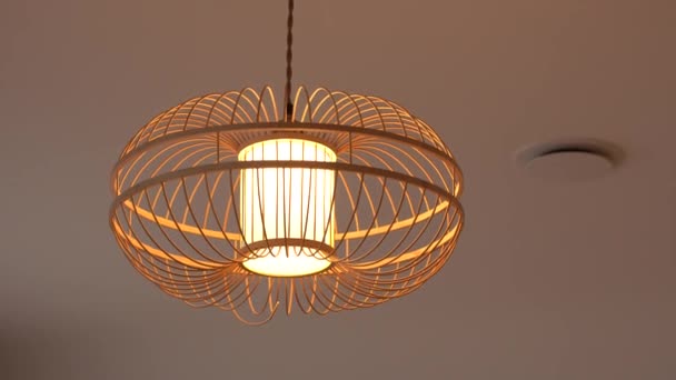 セシス ラトビア 2024年2月14日 ライトルームにオープンワイヤーケージのデザインをフィーチャーした暖かい光で現代的な吊り下げ天井灯 — ストック動画