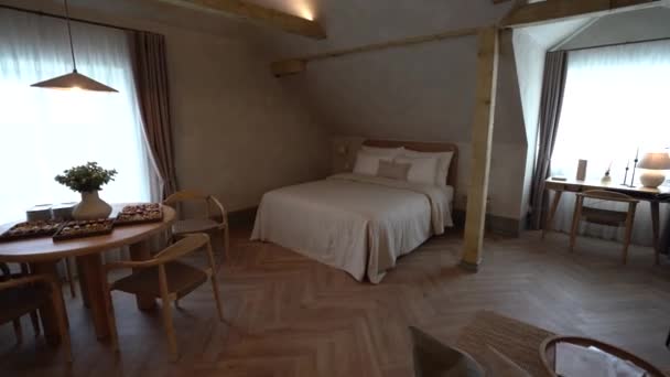 Cesis Letonia Febrero 2024 Dormitorio Rústico Con Una Cama Cabecera — Vídeos de Stock