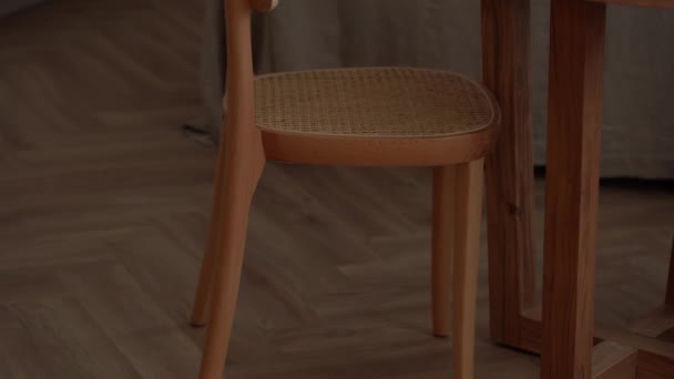 拉脱维亚塞西斯 2024年2月14日 一个木制椅子的特写 椅子上有编织藤椅和木制桌子的腿 在鲱鱼形木地板上 — 图库视频影像