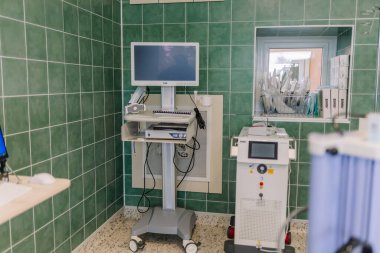 Valmiera, Letonya - 20 Mart 2024 - Bir hastane üroloji departmanında, monitörler, makineler ve cerrahi aletlerle bir pencereden görülebilen tıbbi ekipmanlar.