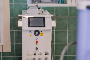 Valmiera, Letonya - 20 Mart 2024 - Bir ekran ve çeşitli kontrol düğmeleri olan üroloji lazer cihazının yakın çekimi.