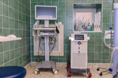 Valmiera, Letonya - 20 Mart 2024 - Bir hastane üroloji departmanında, monitörler, makineler ve cerrahi aletlerle bir pencereden görülebilen tıbbi ekipmanlar.