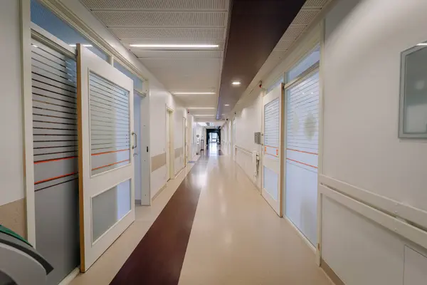 Ein Krankenhausflur Mit Türen Auf Beiden Seiten Der Flur Hat — Stockfoto