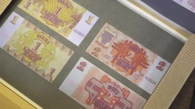 Incukalns, Letonya - 10 Mart 2024 - bir ve iki rublis banknotları seri numaraları ile sergilenen Letonya rublis banknotları.