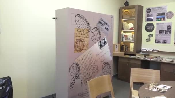 拉脱维亚Incukalns 2024年3月10日 一个内饰有邮戳和笔迹的显示屏 旁边有一个装有书架和一张附有照片和文件的桌子的橱柜 — 图库视频影像