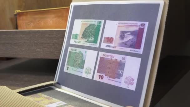 インキュカルンズ ラトビア 2024年3月10日 インテリア内の棚に置かれた5と10の宗派のラトビアの紙幣の表示 — ストック動画