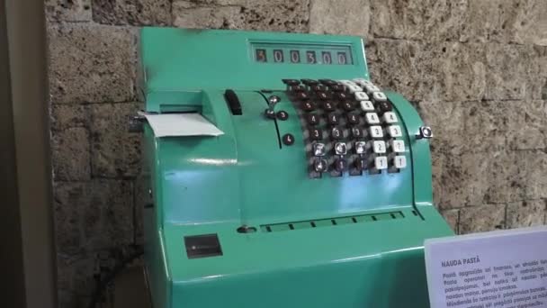 Incukalns 拉脱维亚 2024年3月10日 一款老式绿松石机械计算器 配有纽扣和石墙杆 并附有纸张收据 — 图库视频影像