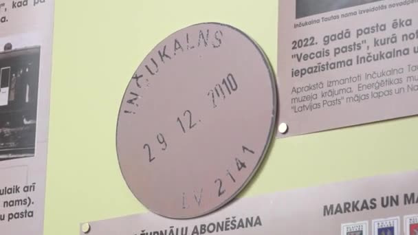 Incukalns Lotyšsko Března 2024 Kruhová Poštovní Známka Displeji Datem Lotyšským — Stock video