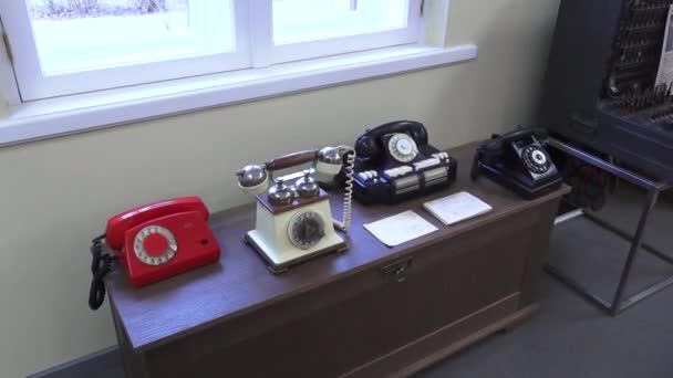 Incukalns Lettország 2024 Március Négy Vintage Telefon Látható Egy Fából — Stock videók