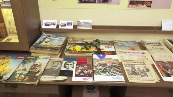 2024年3月10日 拉托维亚的Incukalns 一个木制的表面展示一系列杂志 报纸和明信片 其中包括一些历史图像和拉托维亚文文本 — 图库视频影像