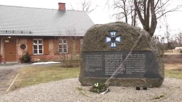 Incukalns Λετονία Μαρτίου 2024 Ένα Μεγάλο Πέτρινο Μνημείο Ενεπίγραφο Σταυρό — Αρχείο Βίντεο