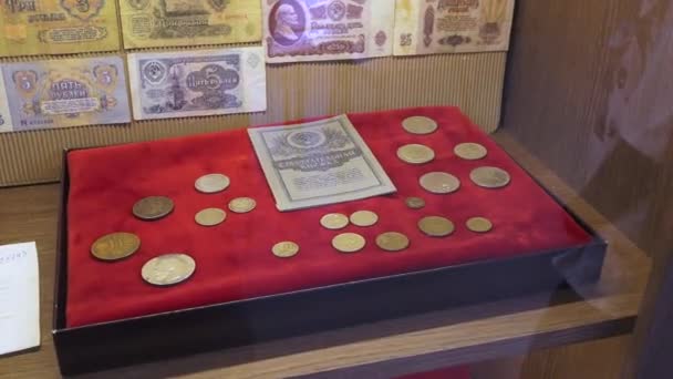 インキュカルンズ ラトビア 2024年3月10日 赤いベルベットの裏地のディスプレイケースは バックグラウンドにヴィンテージの紙幣とコインと歴史的な証明書のコレクションを展示しています — ストック動画