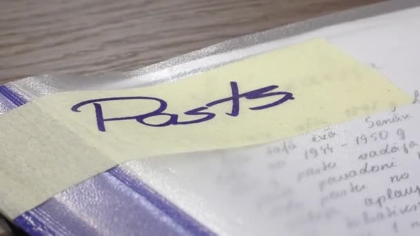 インキュカルンズ ラトビア 2024年3月10日 青いインクで書かれた という言葉の黄色い粘着性のあるノート 紙に付着 — ストック動画