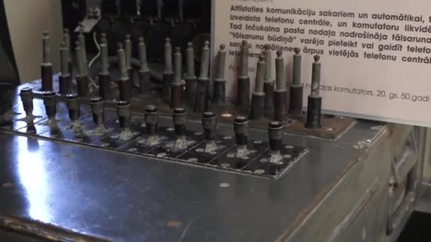 インキュカルンズ ラトビア 2024年3月10日 プラグとケーブルを備えた古い電話スイッチボード 初期の電気通信技術を示す — ストック動画
