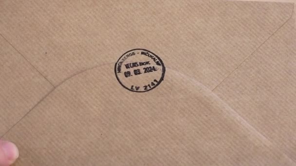 กาบาต ตเว นาคม 2024 ภาพระยะใกล ของกระดาษกระดาษส าตาลท ตราหม าเง นกลมท — วีดีโอสต็อก