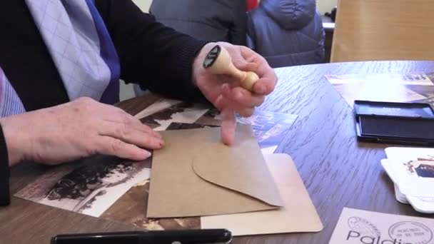 Инкукалнс Латвия Марта 2024 Года Пожилой Человек Штампует Лист Бумаги — стоковое видео