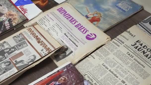 Incukalns Łotwa Marca 2024 Stół Jest Rozrzucony Otwartymi Gazetami Czasopismami — Wideo stockowe