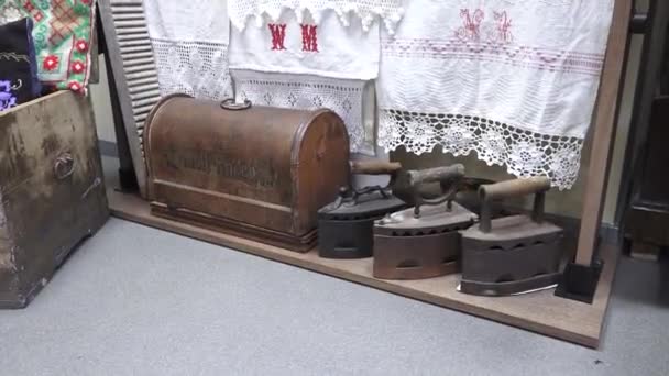 Incukalns Lotyšsko Března 2024 Vintage Metal Irons Wooden Bread Box — Stock video
