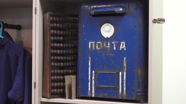 拉脱维亚Incukalns 2024年3月10日 一个印有 字样的旧蓝色金属信箱和一个橱柜中的老式算盘 — 图库视频影像