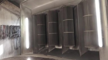 Valmiera, Letonya - 17 Mart 2024 - Valmiera, Letonya - 17 Mart 2024 - Bir odada endüstriyel filtreler, hava filtreleme sistemi, floresan ışıklar, beton duvarlar, metal yapılar, asılı kablolar, desenli yüzeyler, kapalı alan
