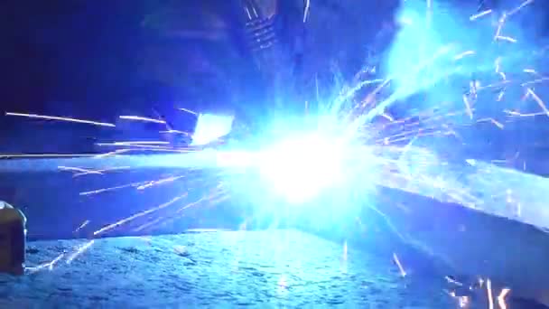 발미에라 라트비아 2024 작업자의 손으로 장갑에 아크의 불꽃과 강렬한 파란색 — 비디오