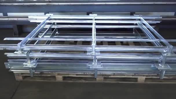 工业环境中堆放在托盘上的镀锌钢架 可能用于建筑或制造目的 — 图库视频影像