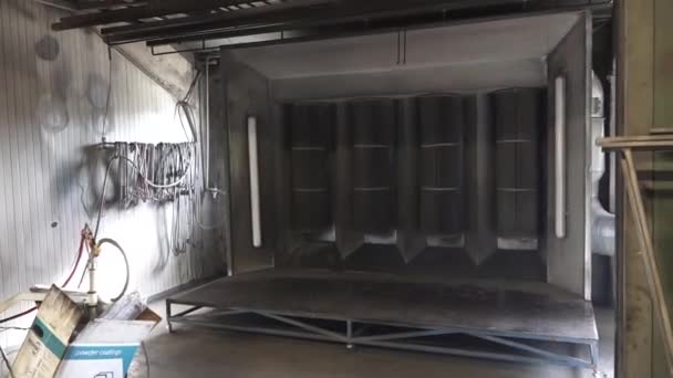 拉脱维亚瓦尔米拉 2024年3月17日 一个工业用粉末涂层烤箱 里面有零件 墙上有电缆 以及车间环境中的粉末涂层箱 — 图库视频影像