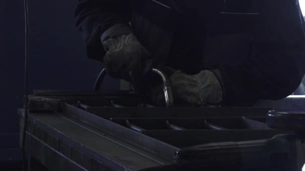Spawacz Kasku Ochronnym Rękawiczkach Spawa Metalową Konstrukcję Widocznymi Iskrami Latającymi — Wideo stockowe