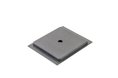 Kesik ve delikli gri kare karton plaka, muhtemelen bilgisayar kutusu boş veya donanım montaj parantezi, beyaz arka planda izole.