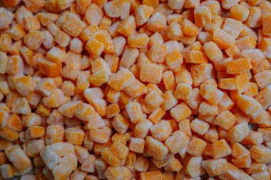 Donmuş balkabağı küplerinin yoğun diziliminde parlak turuncu bir renk sergiliyorlar..