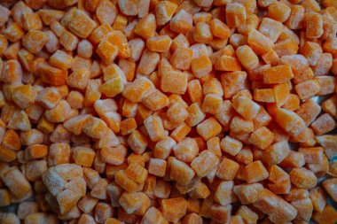 Donmuş balkabağı küplerinin yoğun diziliminde parlak turuncu bir renk sergiliyorlar..