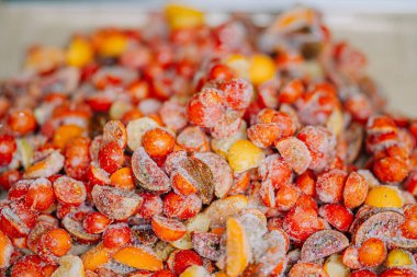 Buz kristalli buz gibi domatesler, kırmızı ve sarı renklerin karışımı..