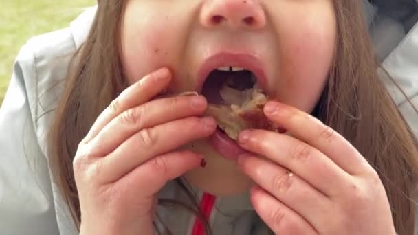 Κοντινό Πλάνο Ενός Νεαρού Κοριτσιού Μπλε Μάτια Που Τρώει Μια — Αρχείο Βίντεο