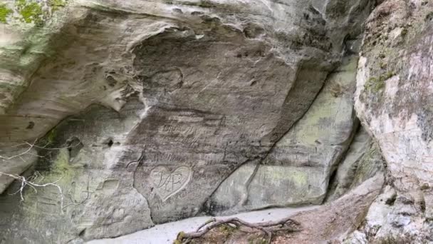 位于Gaujas国家公园Sietiniezis地区的砂岩悬崖 上面有雕刻的碑文和图画 — 图库视频影像