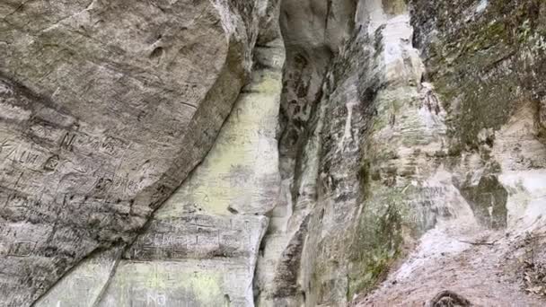 Detailed View Sandstone Cliff Ancient Inscriptions Natural Erosion Patterns Gaujas — Stock Video