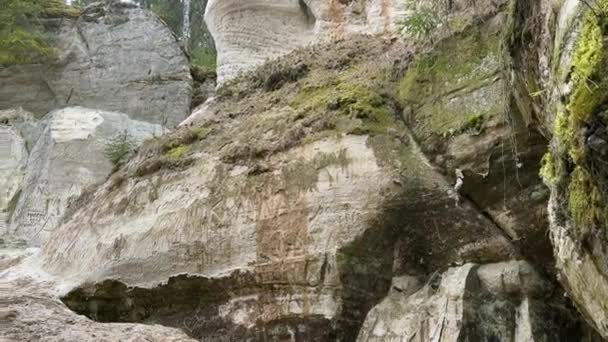 Detailansicht Einer Sandsteinklippe Mit Antiken Inschriften Und Natürlichen Erosionsmustern Gaujas — Stockvideo