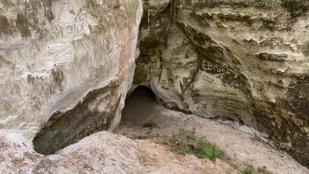 Pemandangan Rinci Dari Tebing Batu Pasir Dengan Tulisan Kuno Dan — Stok Video