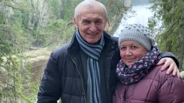 Una Sonriente Pareja Ancianos Abraza Con Hombre Pie Detrás Mujer — Vídeo de stock